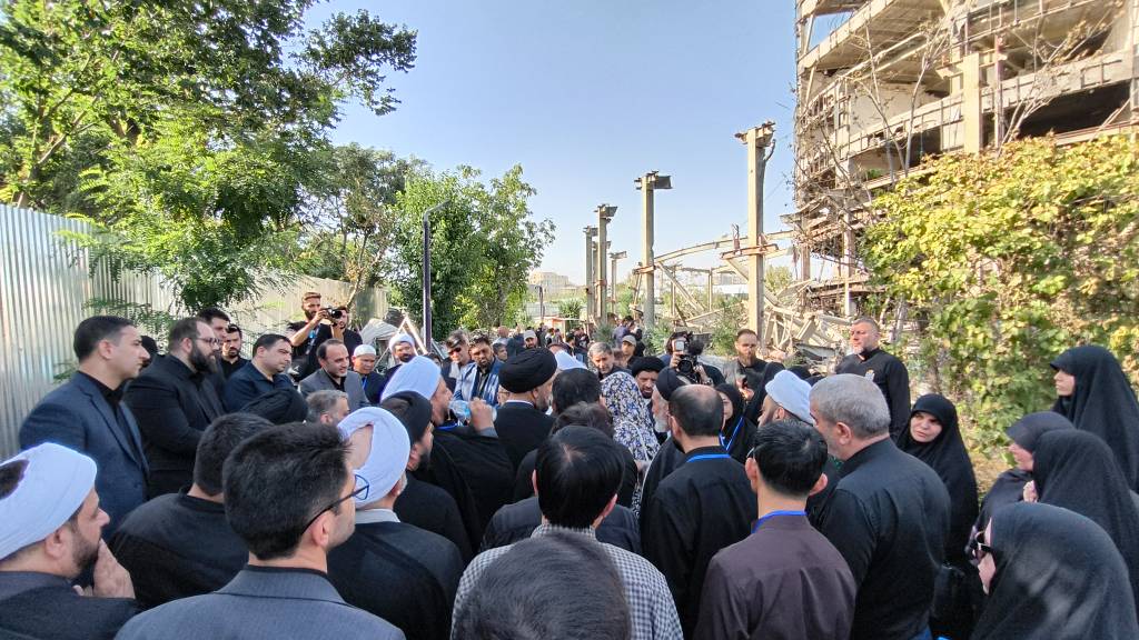بازدید میهمانان خارجی حاضر در مراسم وداع با قائد شهید از ساختمان تخریب شده پژوهشگاه فضایی ایران