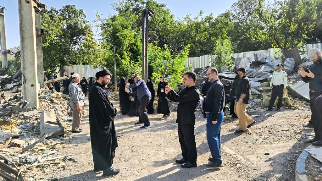 بازدید میهمانان خارجی حاضر در مراسم وداع با قائد شهید از ساختمان تخریب شده پژوهشگاه فضایی ایران