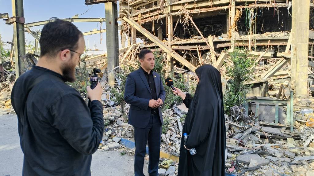 بازدید میهمانان خارجی حاضر در مراسم وداع با قائد شهید از ساختمان تخریب شده پژوهشگاه فضایی ایران