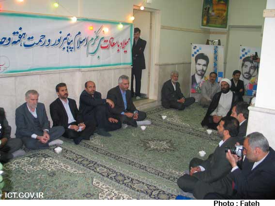 حضور وزیر در جمع خانواده شهدای مخابرات