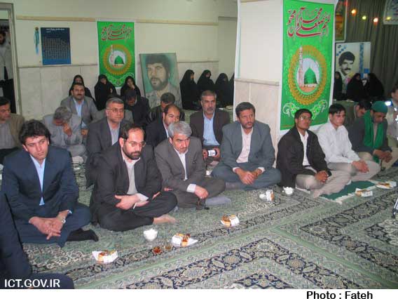 حضور وزیر در جمع خانواده شهدای مخابرات