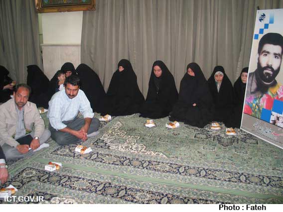 حضور وزیر در جمع خانواده شهدای مخابرات