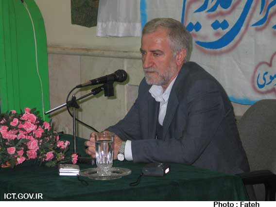 حضور وزیر در جمع خانواده شهدای مخابرات