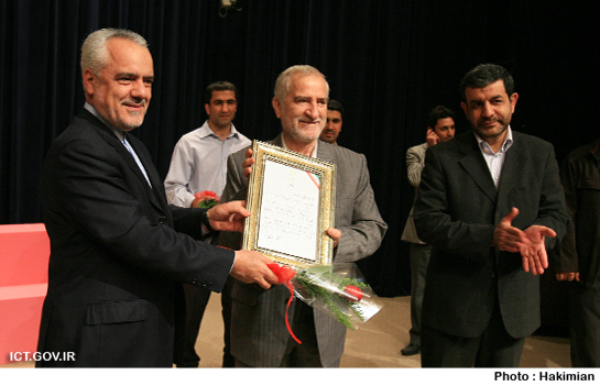 اهدا لوح ریاست محترم جمهور به دکتر سلیمانی