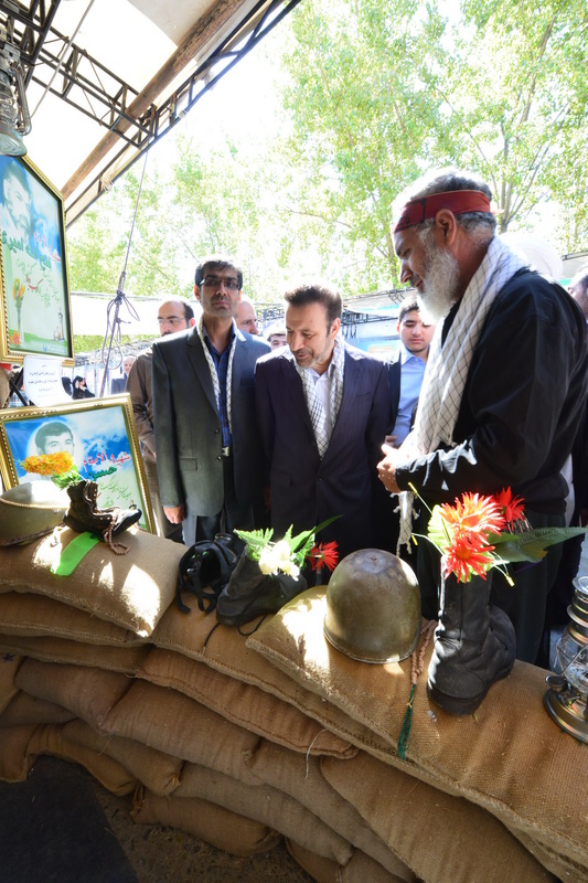 بازدید دکتر واعظی از نمایشگاه یاد یاران