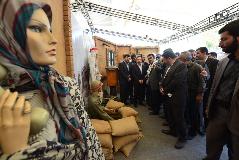 بازدید دکتر واعظی از نمایشگاه یاد یاران