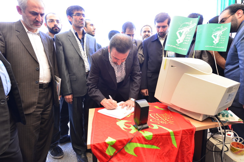 بازدید دکتر واعظی از نمایشگاه یاد یاران