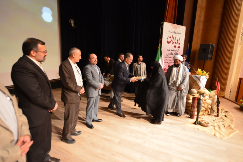 اهداء لوح تقدیر به خانواده شهدا