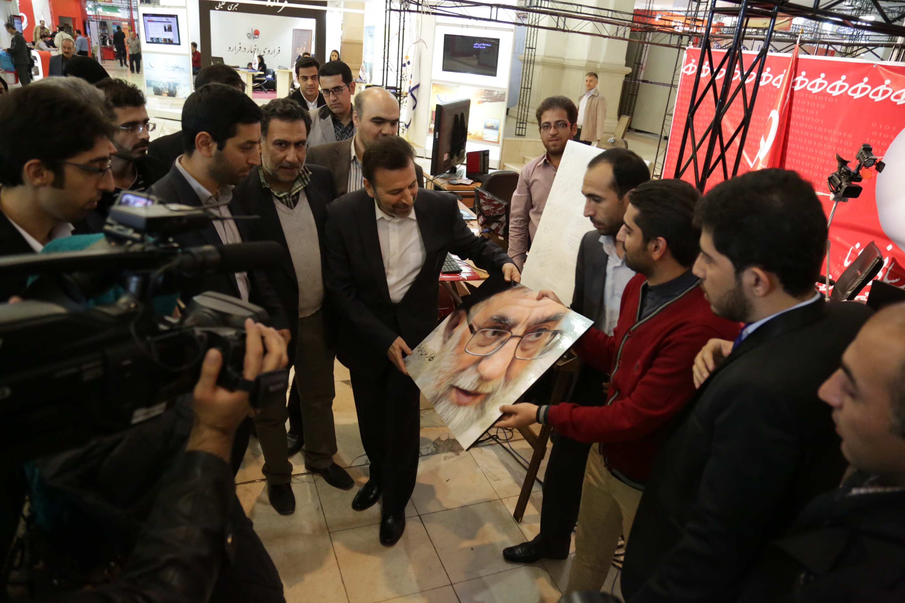 حضور وزیر ارتباطات در نمایشگاه مطبوعات