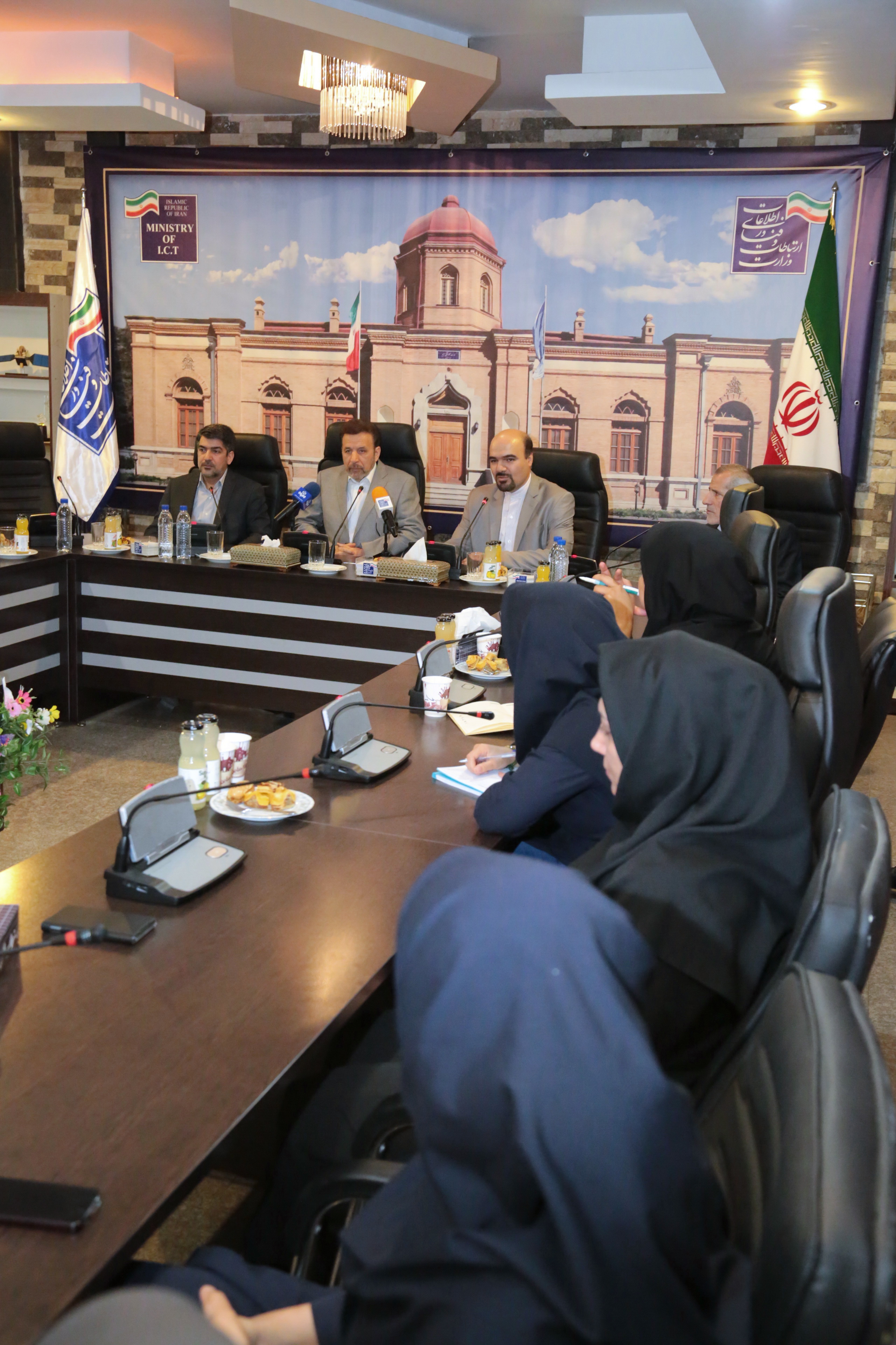 بازدید وزیر ارتباطات از مرکز روابط عمومی و اطلاع رسانی وزارت