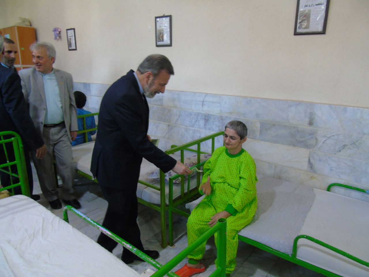 دیدار دکتر واعظی از موسسه خیریه شفیع زاده در استان مازندران