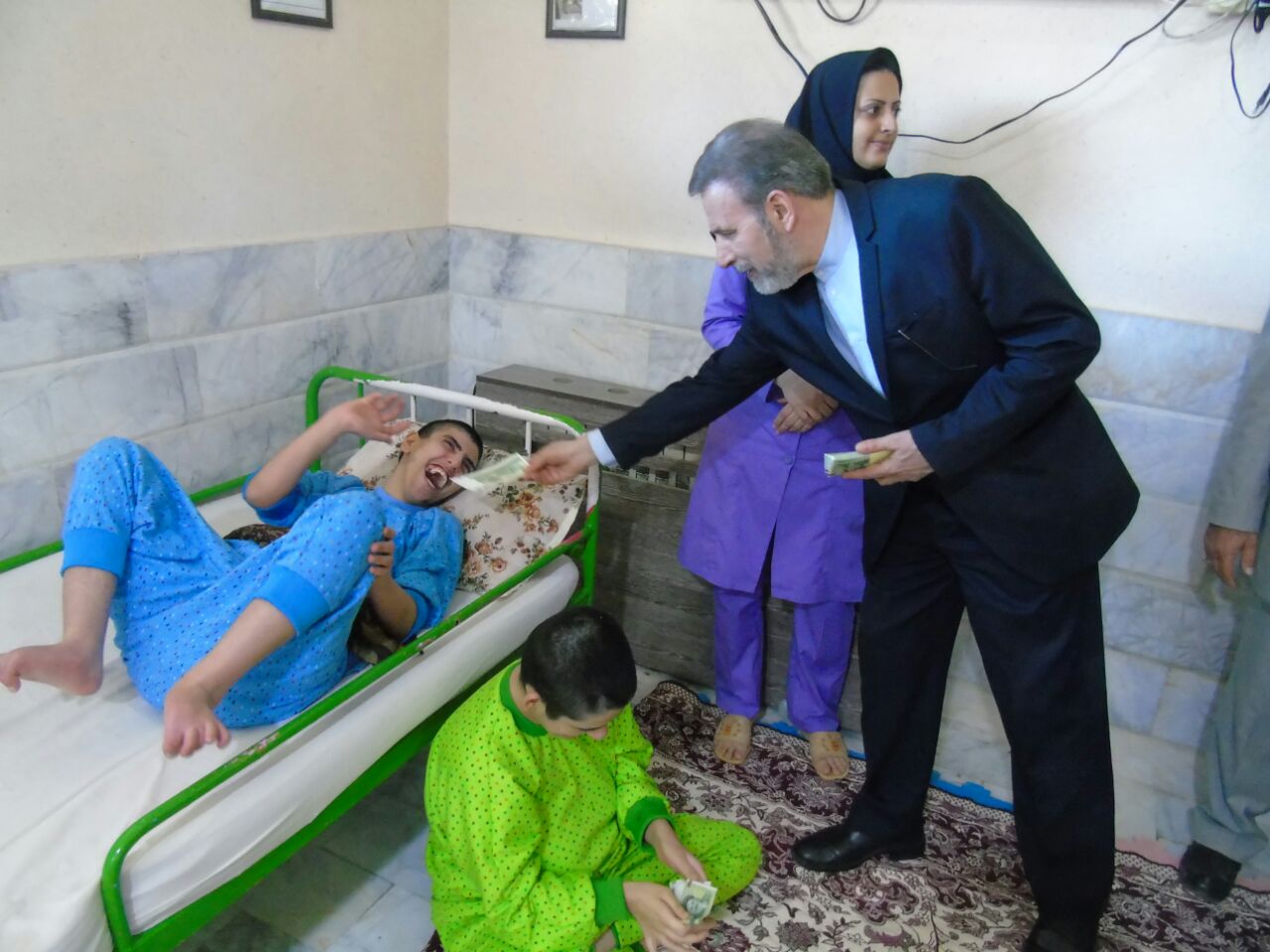 دیدار دکتر واعظی از موسسه خیریه شفیع زاده در استان مازندران