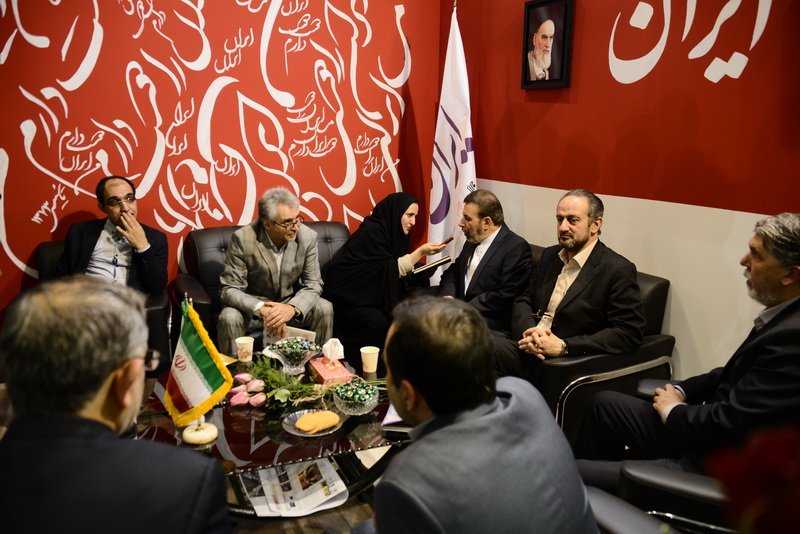 بازدید دکتر واعظی از نمایشگاه مطبوعات