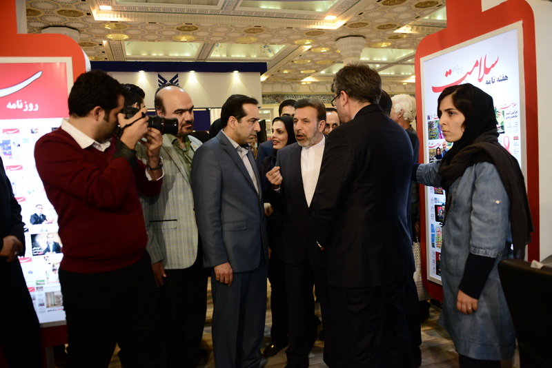 بازدید دکتر واعظی از نمایشگاه مطبوعات
