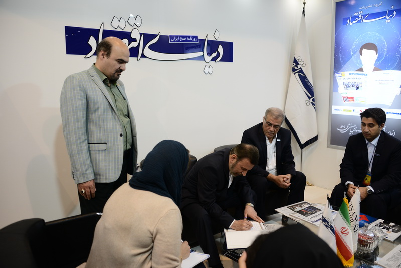 بازدید دکتر واعظی از نمایشگاه مطبوعات