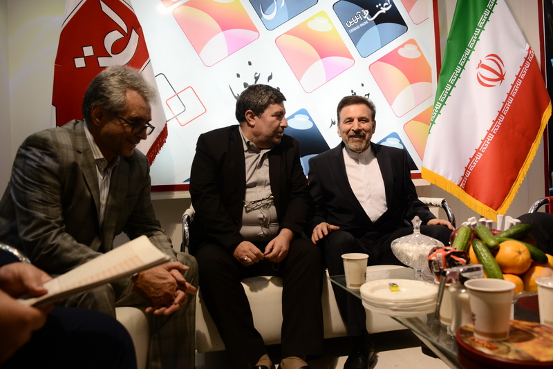 بازدید دکتر واعظی از نمایشگاه مطبوعات