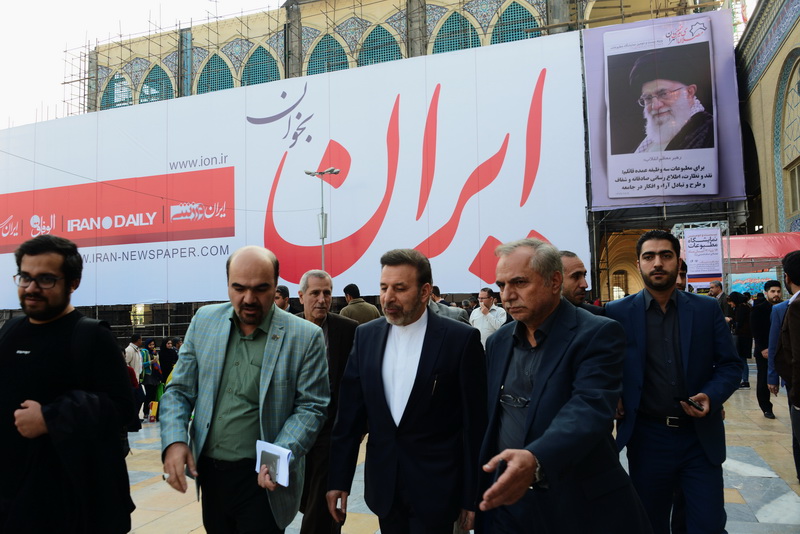 بازدید دکتر واعظی از نمایشگاه مطبوعات