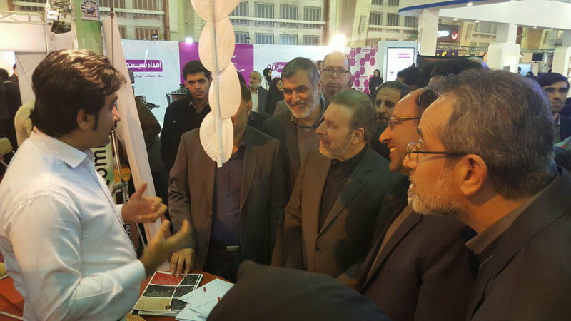 بازدید دکتر واعظی از نمایشگاه الکامپ قم