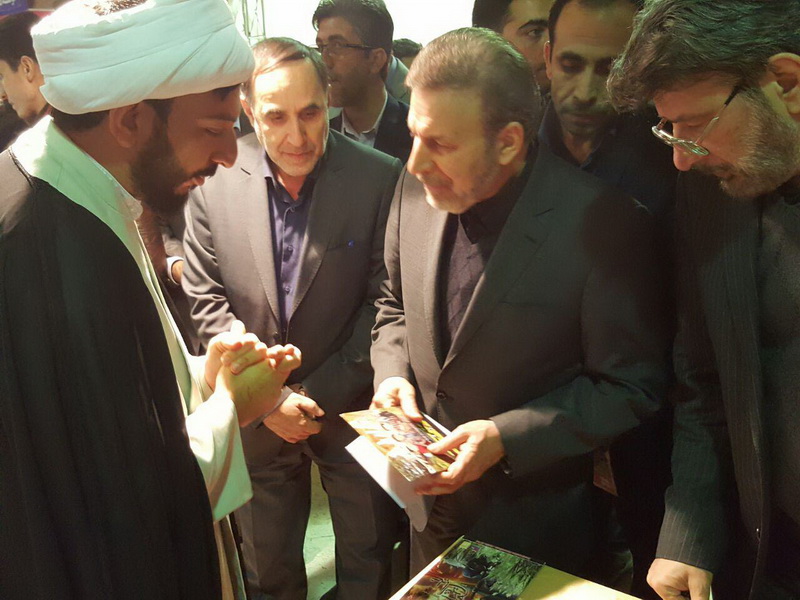 بازدید دکتر واعظی از نمایشگاه الکامپ قم