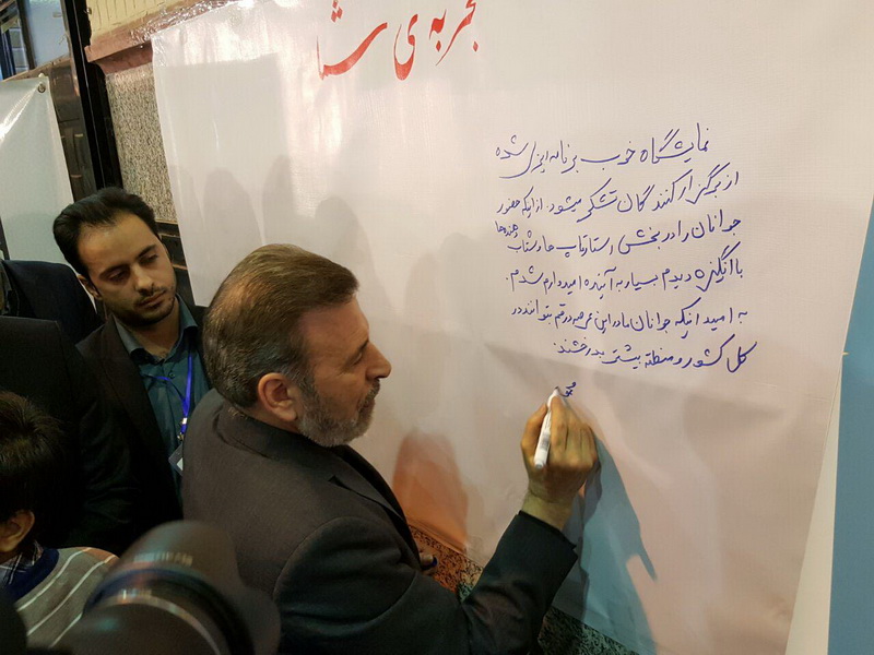 بازدید دکتر واعظی از نمایشگاه الکامپ قم