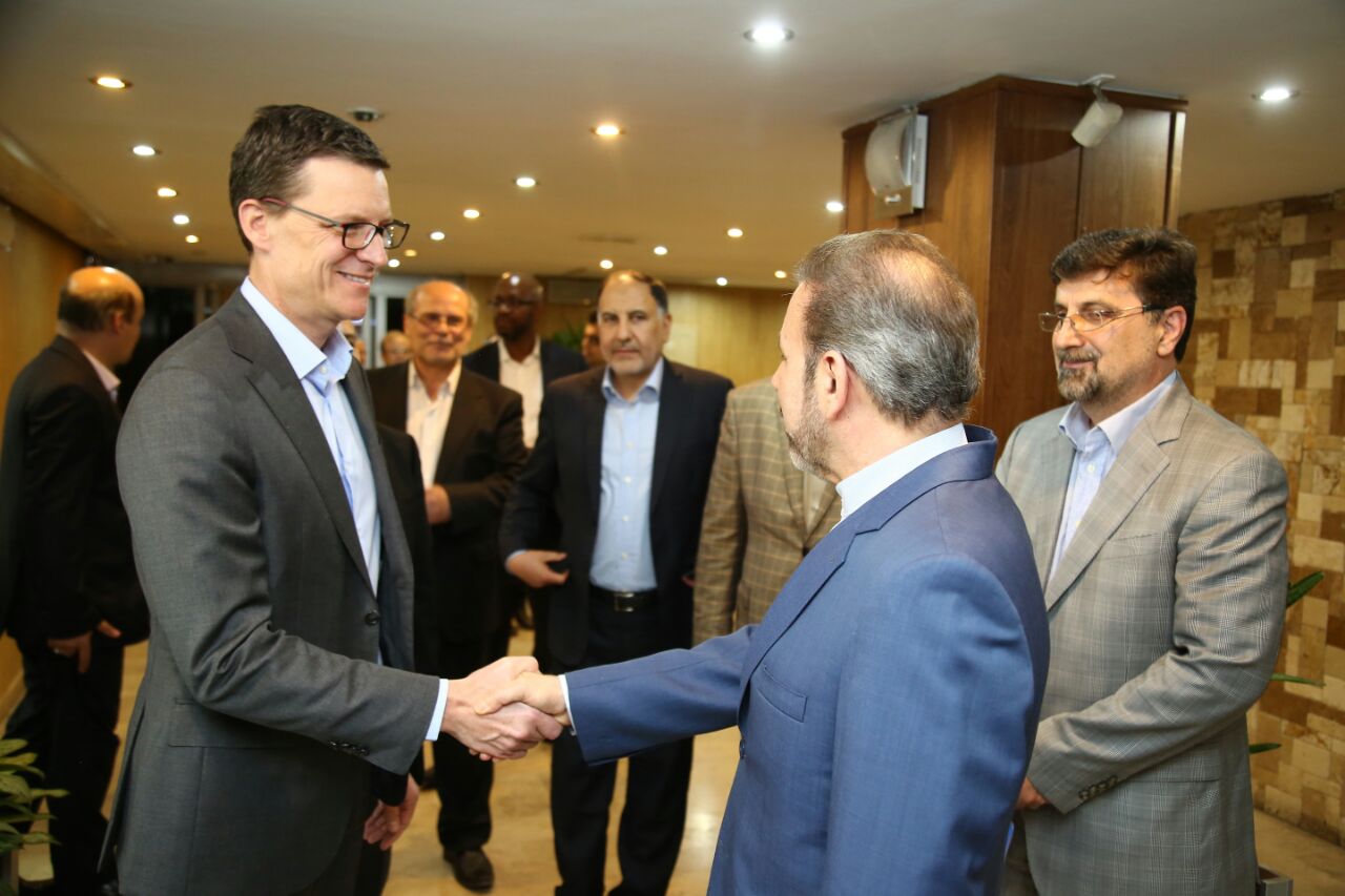 امضای تفاهم نامه شرکت ایرانیان نت