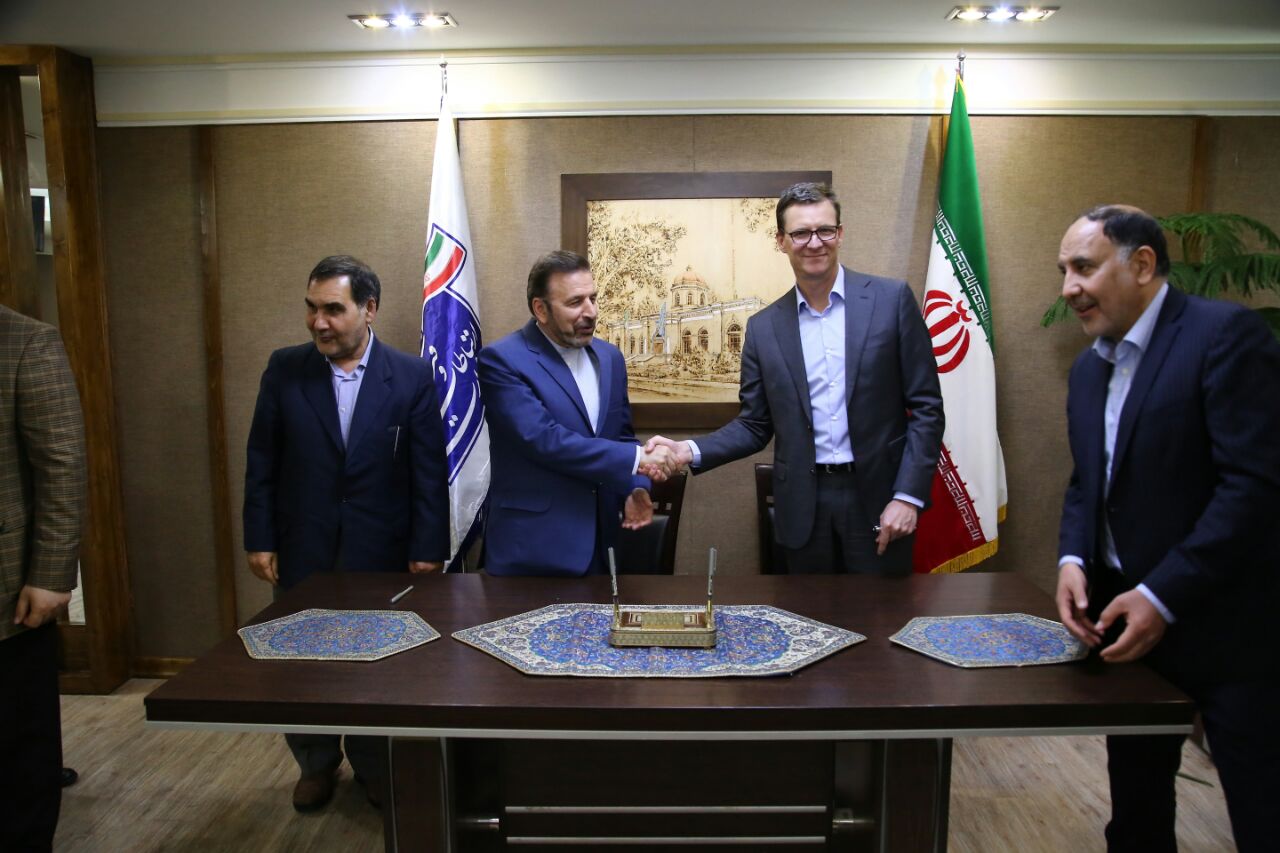 امضای تفاهم نامه شرکت ایرانیان نت