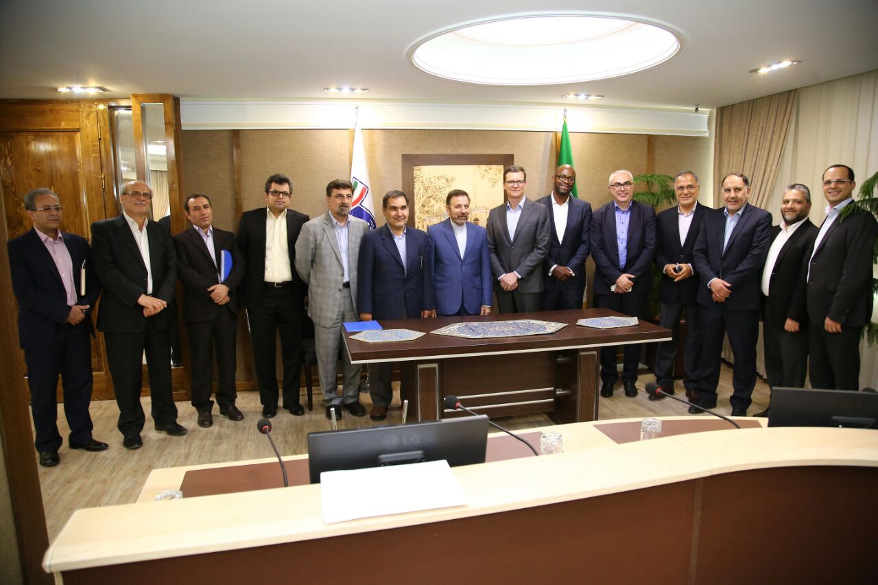امضای تفاهم نامه شرکت ایرانیان نت