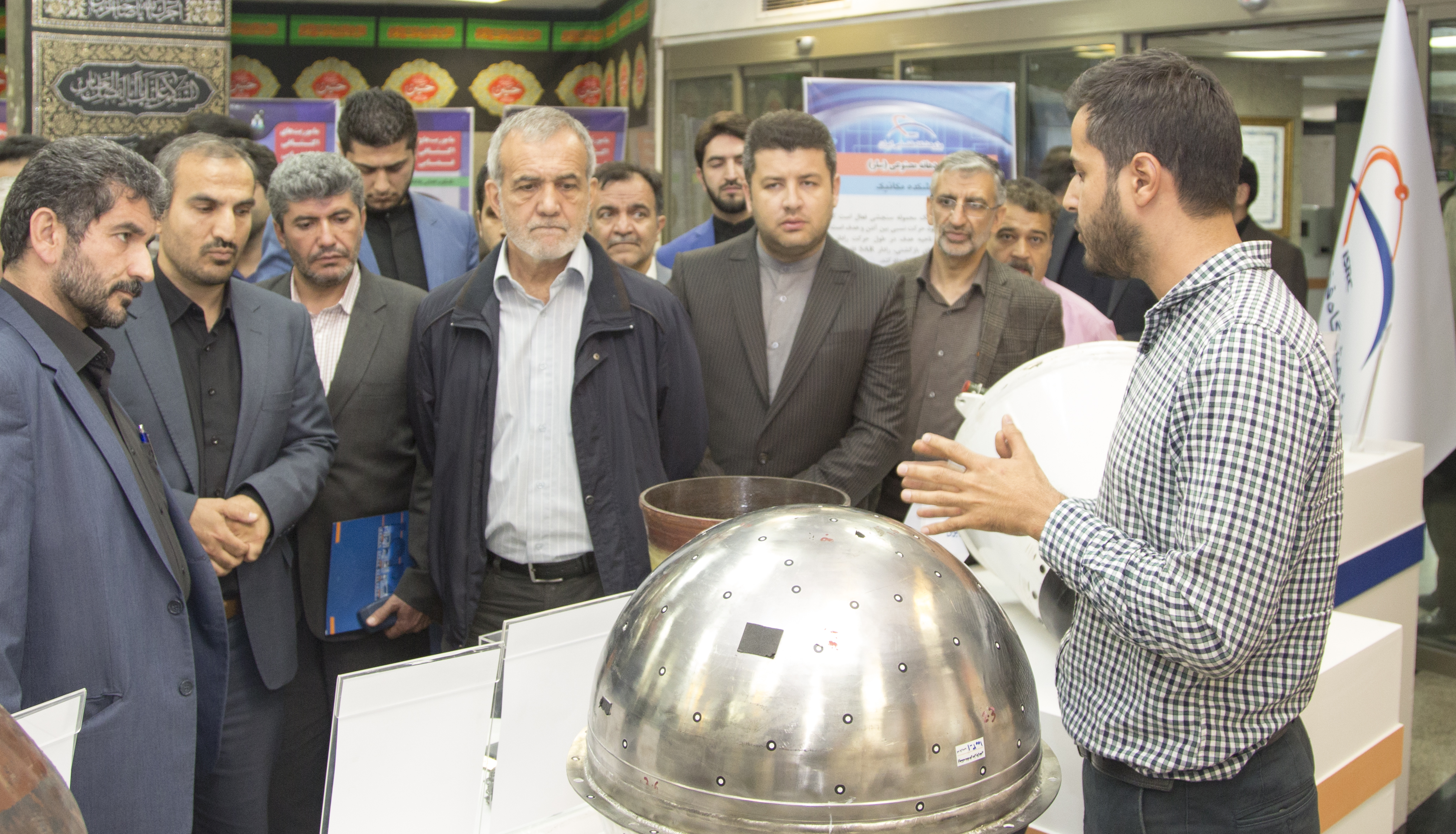 بازدید نایب رئیس مجلس شورای اسلامی  و معاونان وزیر ارتباطات و فناوری اطلاعات از نمایشگاه دستاوردهای فناورانه پژوهشگاه فضایی ایران