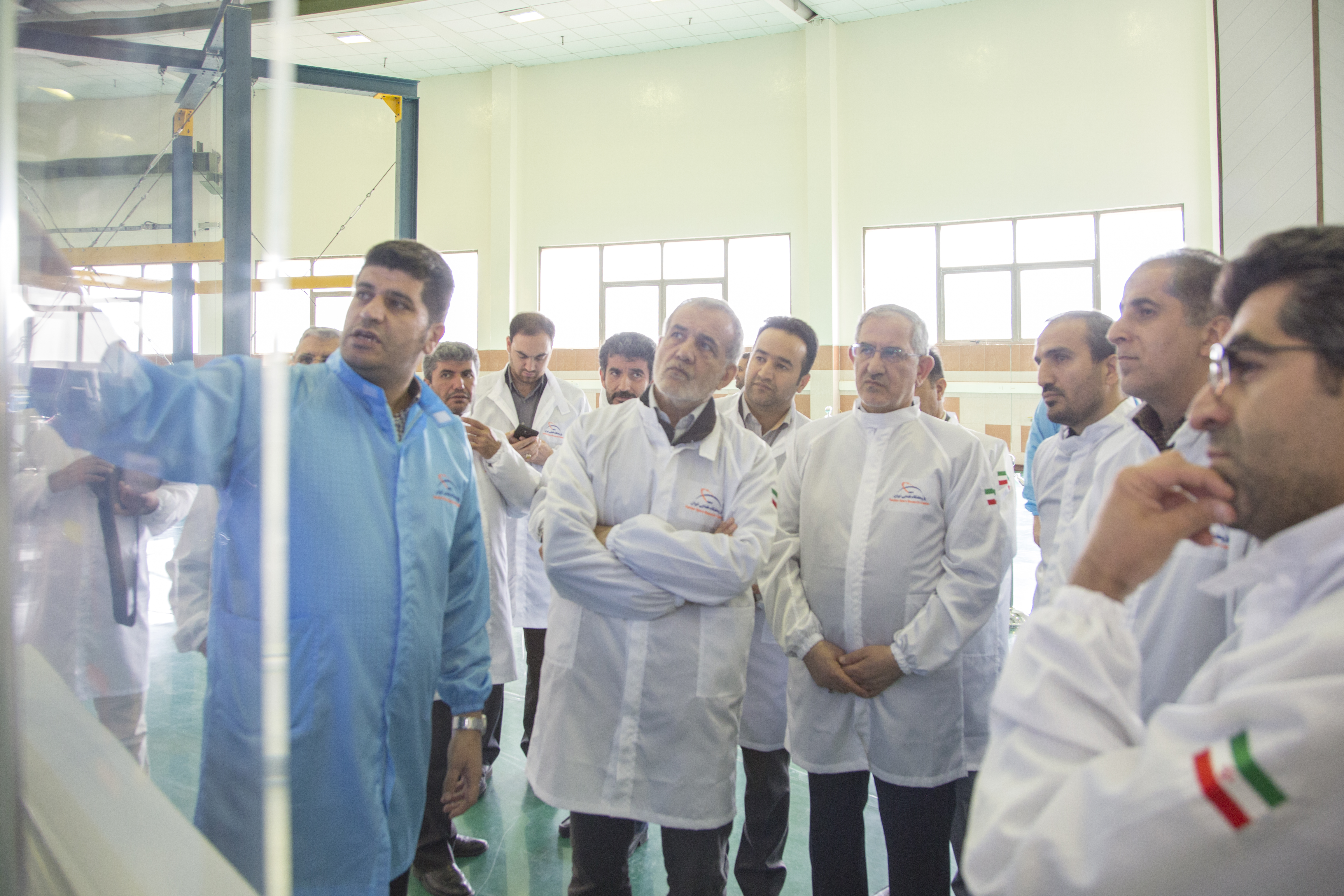 بازدید نایب رئیس مجلس شورای اسلامی  و معاونان وزیر ارتباطات و فناوری اطلاعات از نمایشگاه دستاوردهای فناورانه پژوهشگاه فضایی ایران