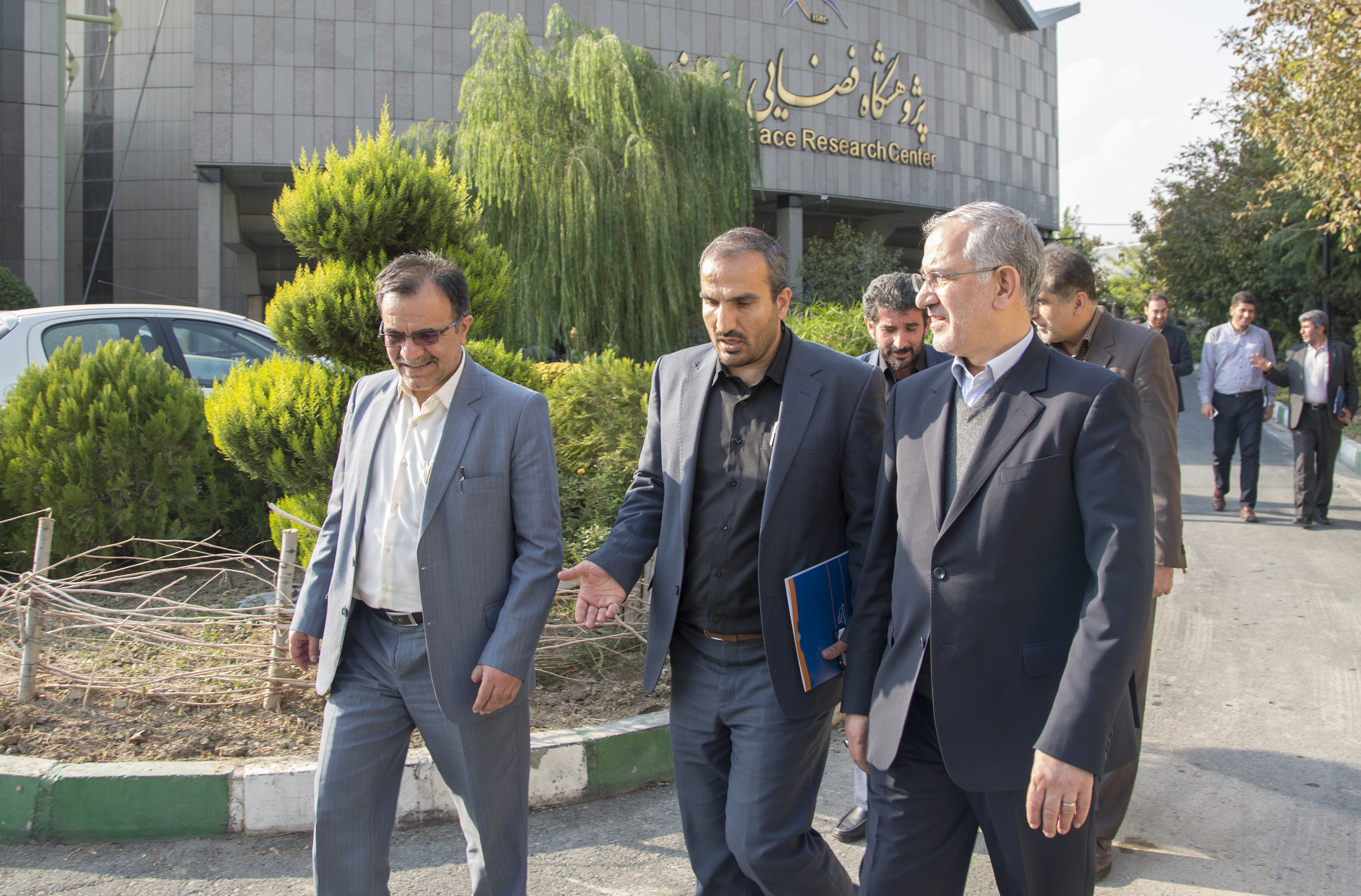 بازدید نایب رئیس مجلس شورای اسلامی  و معاونان وزیر ارتباطات و فناوری اطلاعات از نمایشگاه دستاوردهای فناورانه پژوهشگاه فضایی ایران