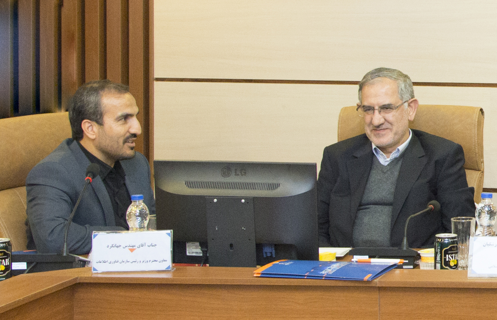 بازدید نایب رئیس مجلس شورای اسلامی  و معاونان وزیر ارتباطات و فناوری اطلاعات از نمایشگاه دستاوردهای فناورانه پژوهشگاه فضایی ایران