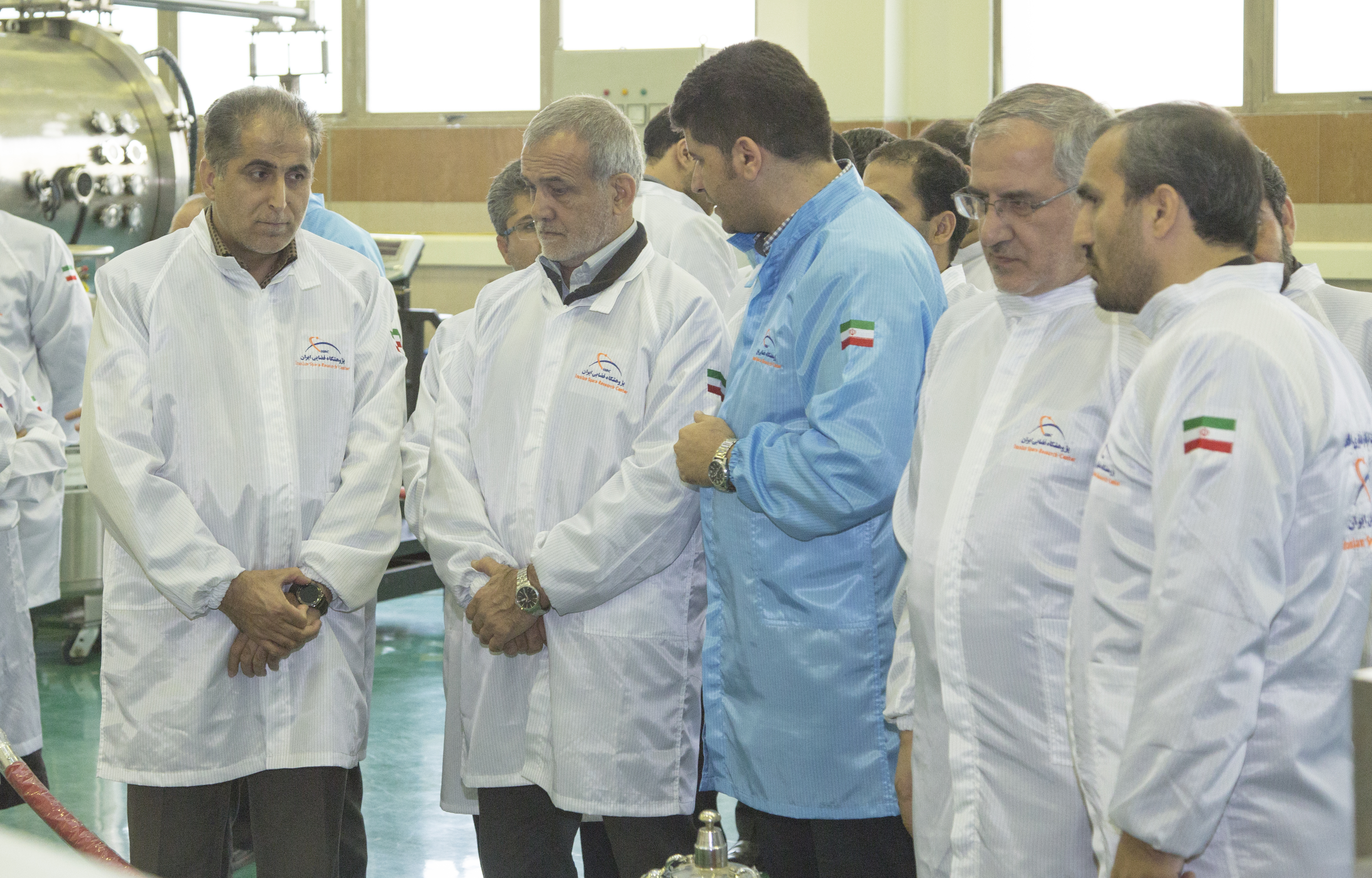 بازدید نایب رئیس مجلس شورای اسلامی  و معاونان وزیر ارتباطات و فناوری اطلاعات از نمایشگاه دستاوردهای فناورانه پژوهشگاه فضایی ایران