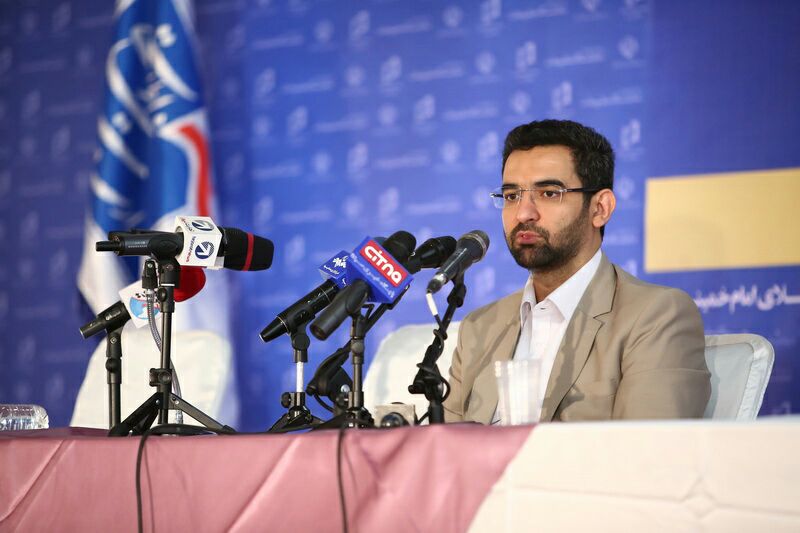 بازدید وزیر ارتباطات و فناوری اطلاعات از نمایشگاه مطبوعات