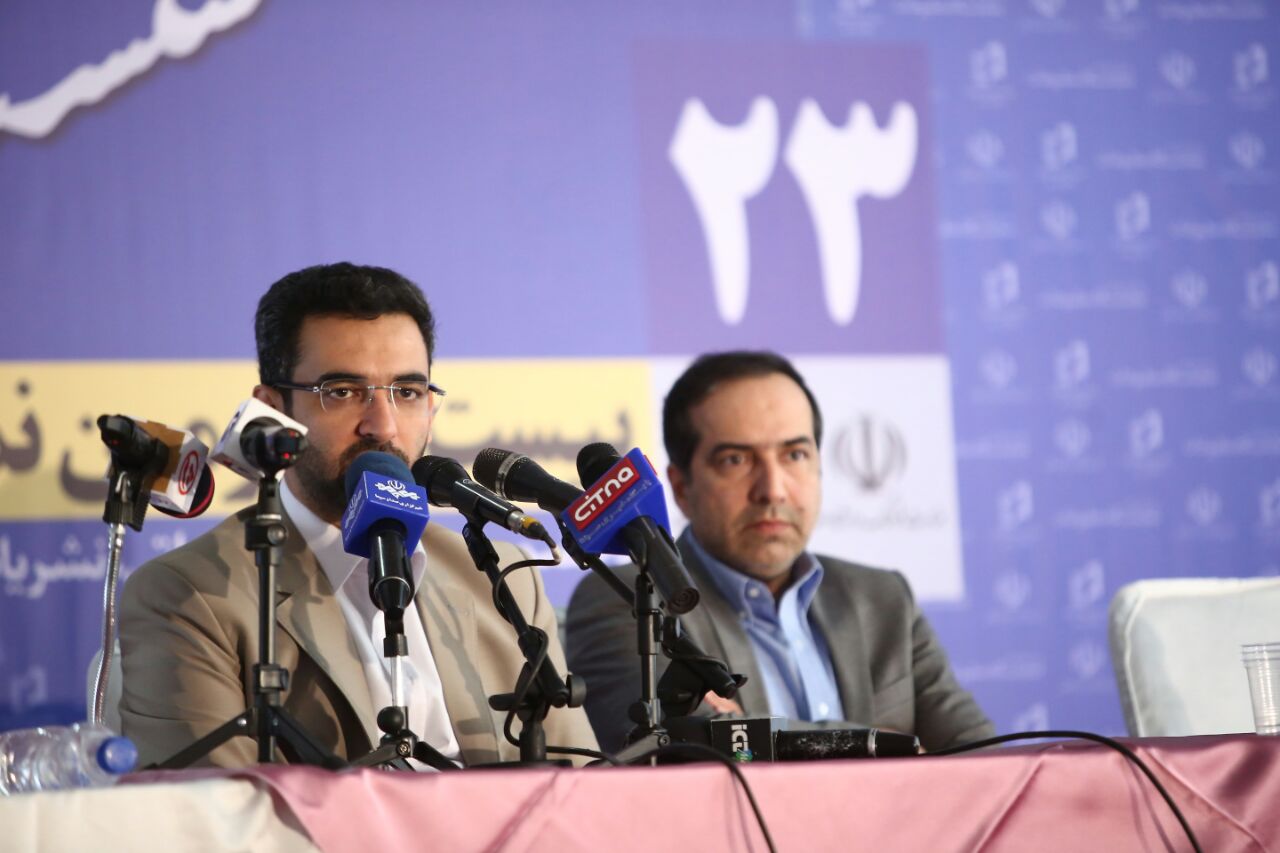 بازدید وزیر ارتباطات و فناوری اطلاعات از نمایشگاه مطبوعات