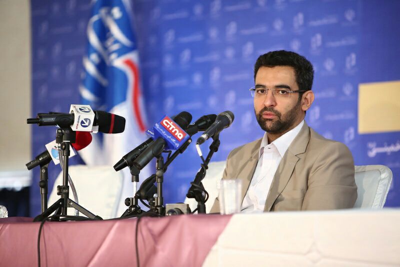 بازدید وزیر ارتباطات و فناوری اطلاعات از نمایشگاه مطبوعات