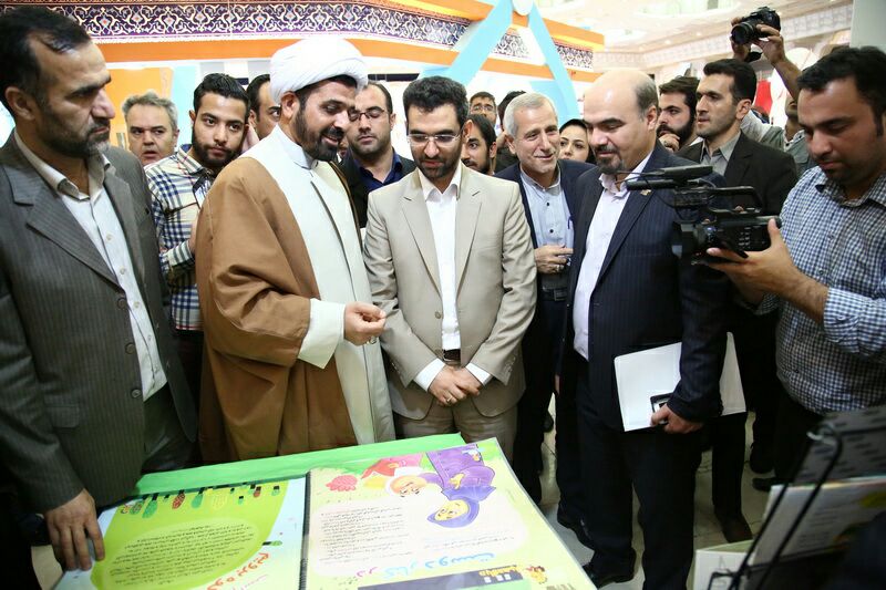 بازدید وزیر ارتباطات و فناوری اطلاعات از نمایشگاه مطبوعات