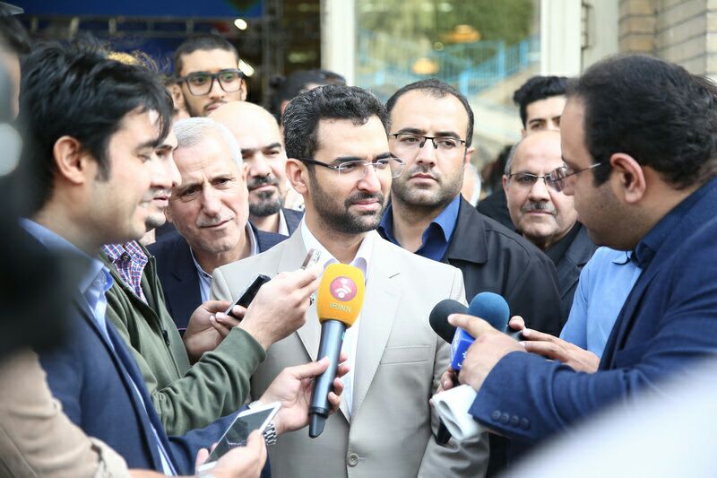 بازدید وزیر ارتباطات و فناوری اطلاعات از نمایشگاه مطبوعات