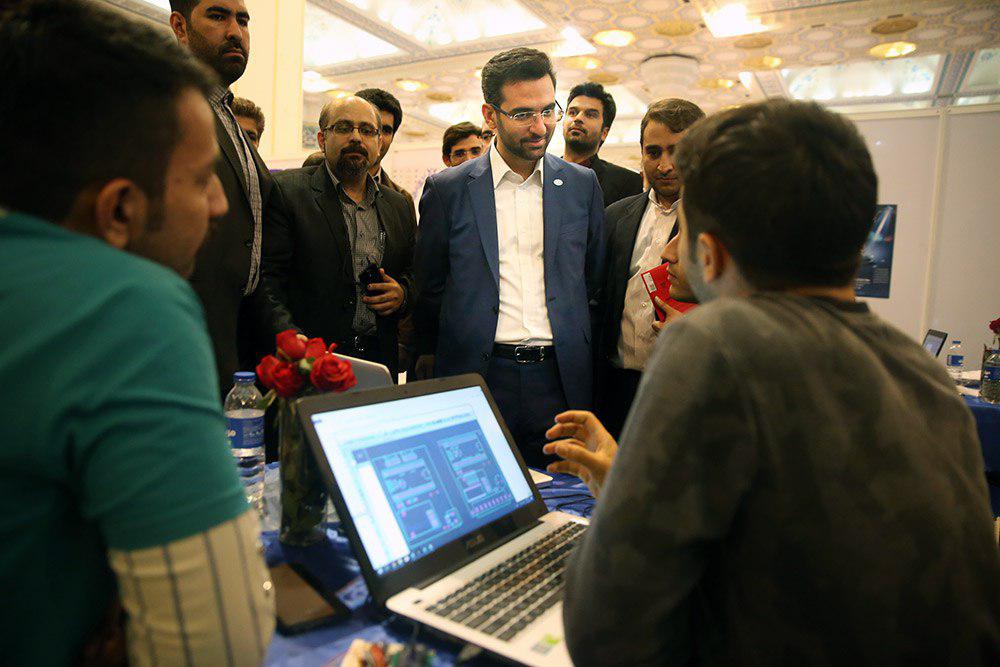 بازدید وزیر ارتباطات و فناوری اطلاعات از نمایشگاه رسانه های دیجیتال
