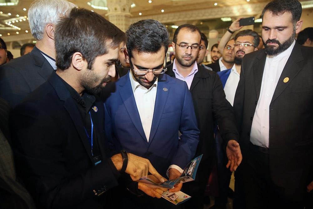 بازدید وزیر ارتباطات و فناوری اطلاعات از نمایشگاه رسانه های دیجیتال