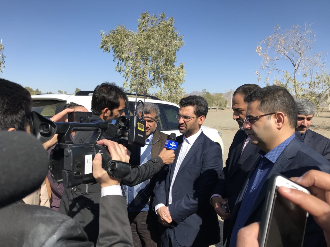 حضور وزیر ارتباطات و فناوری اطلاعات در شهرهای کهنوج و منوجان استان کرمان به عنوان نماینده دولت