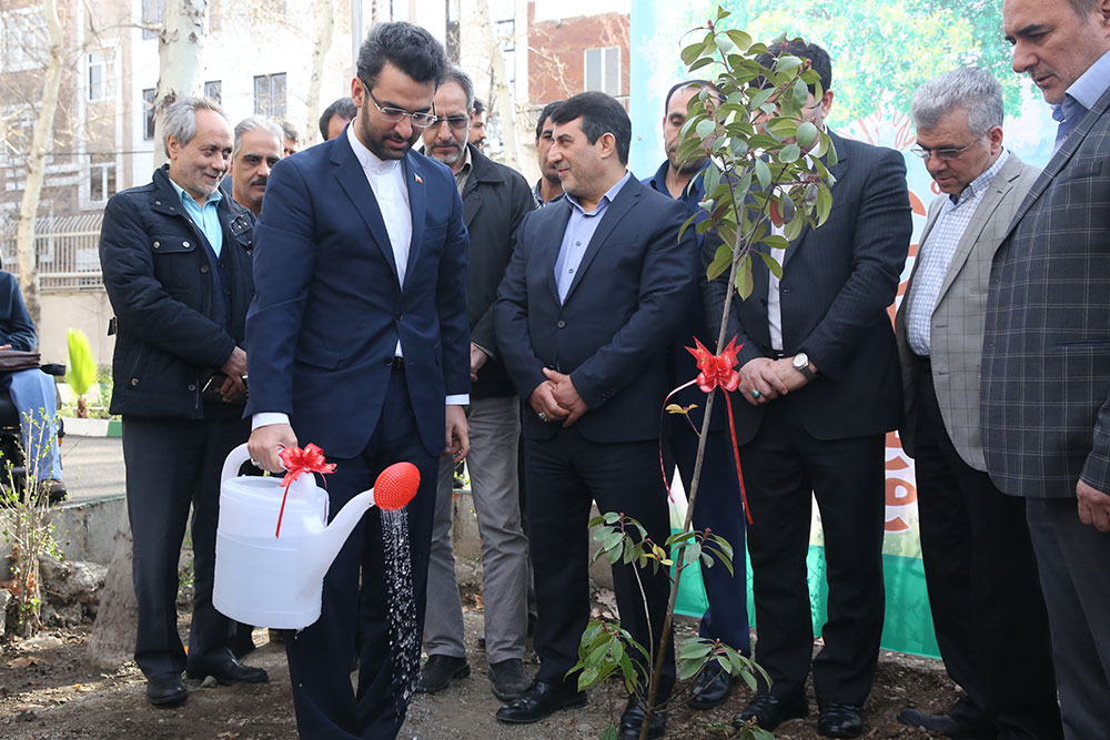 عیادت وزیر ارتباطات از جانبازان سرافراز و کاشت نهال به یاد شهیدان زنده 2