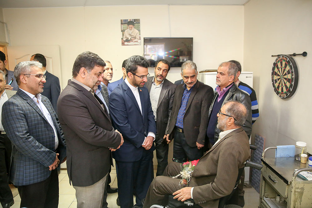 عیادت وزیر ارتباطات از جانبازان سرافراز و کاشت نهال به یاد شهیدان زنده 8