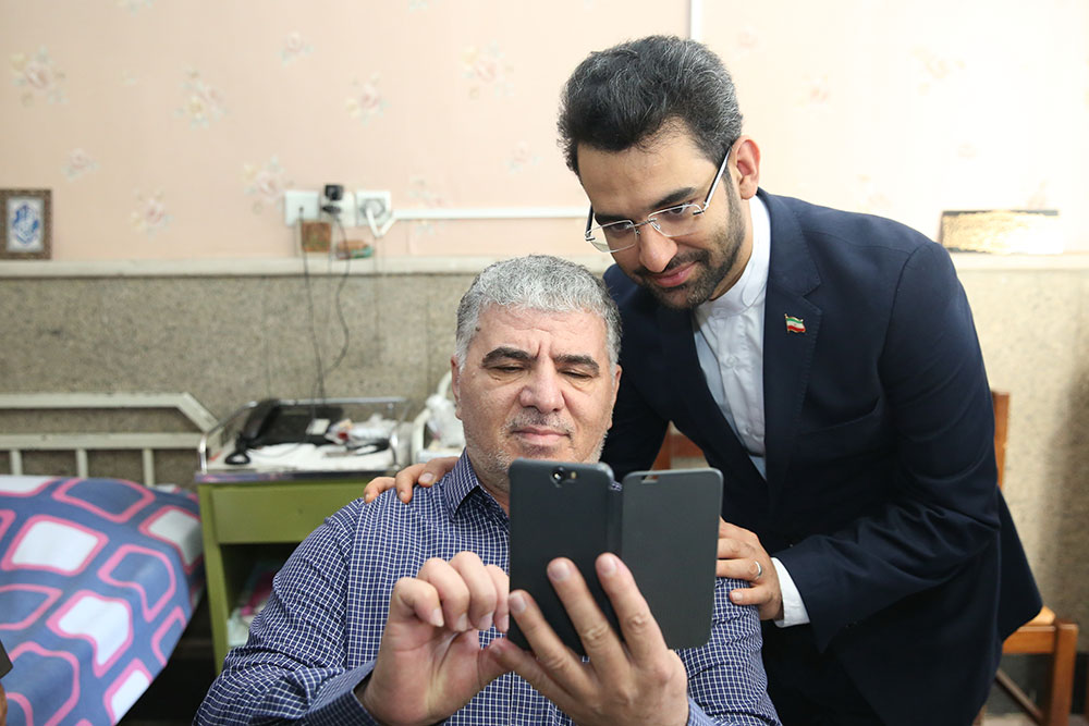 عیادت وزیر ارتباطات از جانبازان سرافراز و کاشت نهال به یاد شهیدان زنده 12