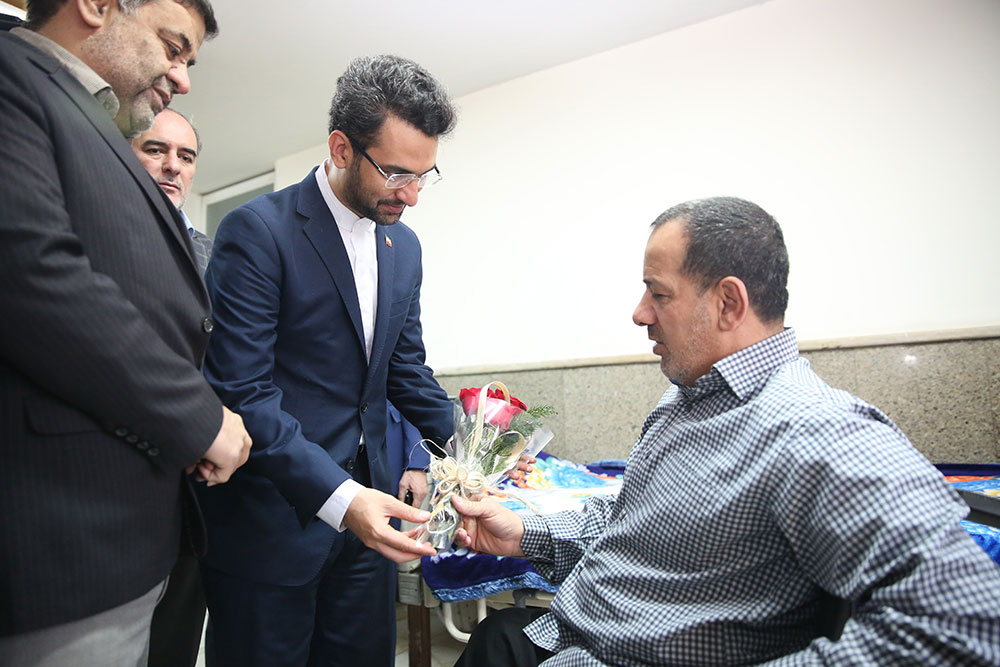 عیادت وزیر ارتباطات از جانبازان سرافراز و کاشت نهال به یاد شهیدان زنده 21