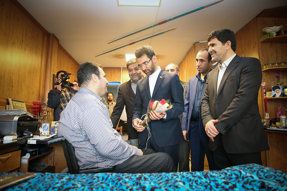 عیادت وزیر ارتباطات از جانبازان سرافراز و کاشت نهال به یاد شهیدان زنده 23
