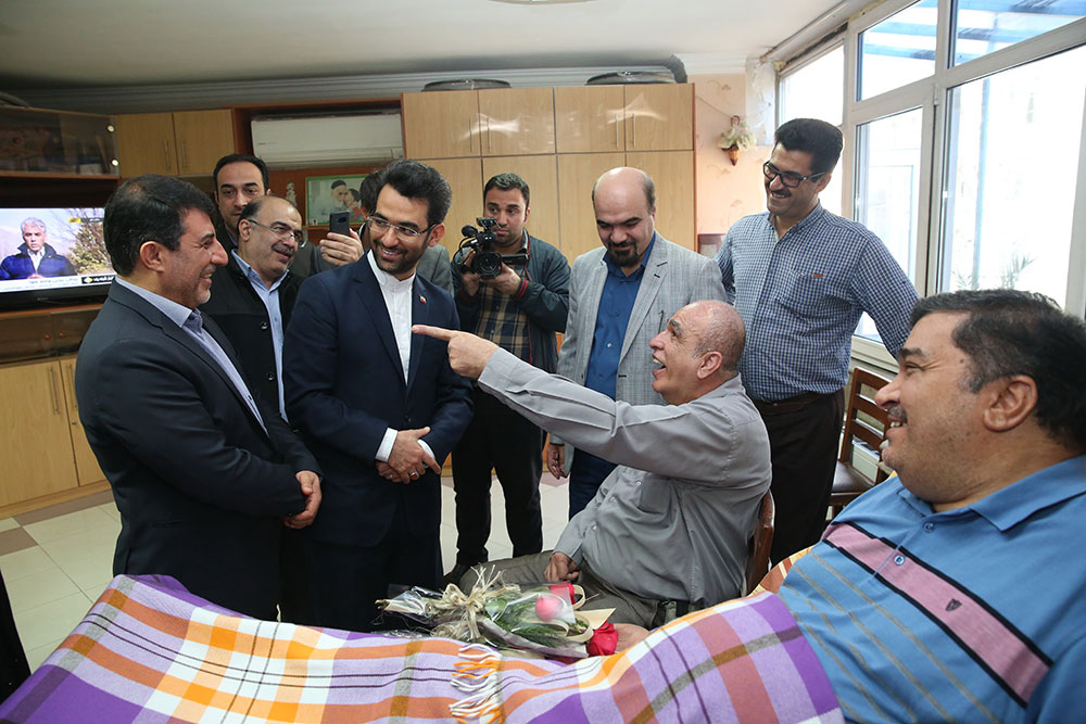 عیادت وزیر ارتباطات از جانبازان سرافراز و کاشت نهال به یاد شهیدان زنده 28