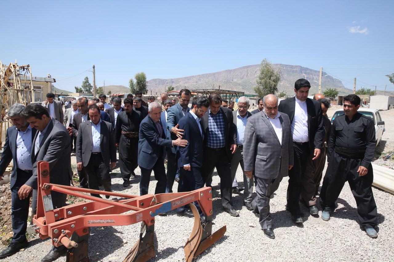 بازدید وزیر ارتباطات و فناوری اطلاعات از روستای زلزله زده ازگله و شرکت در جلسه فرمانداری ثلاث باباجانی
