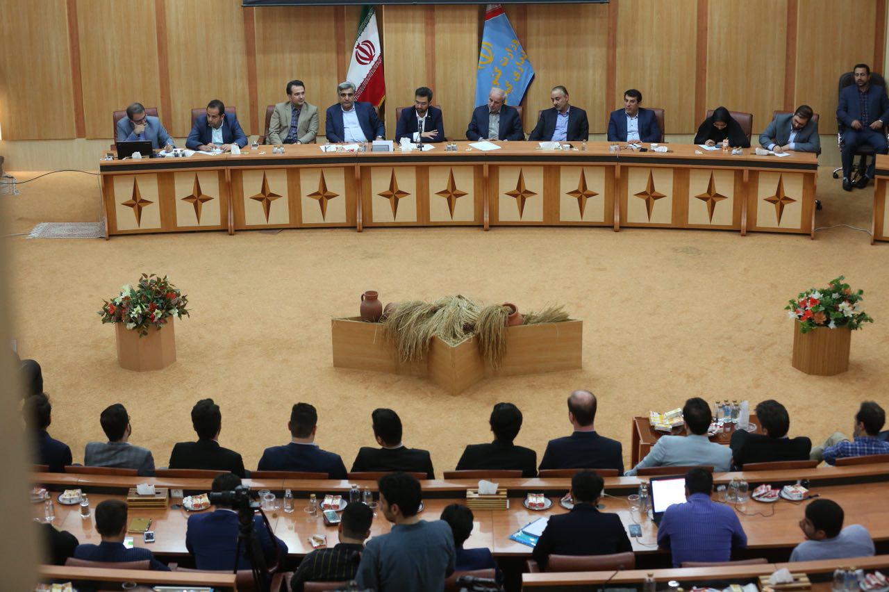 دیدار صمیمی وزیر ارتباطات و فناوری اطلاعات با جوانان و نخبگان حوزه ICT استان گیلان 14