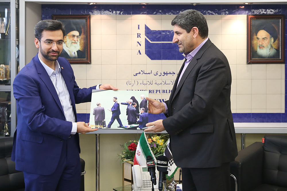 بازدید وزیر ارتباطات و فناوری اطلاعات از خبرگزاری ایرنا به مناسبت روز خبرنگار