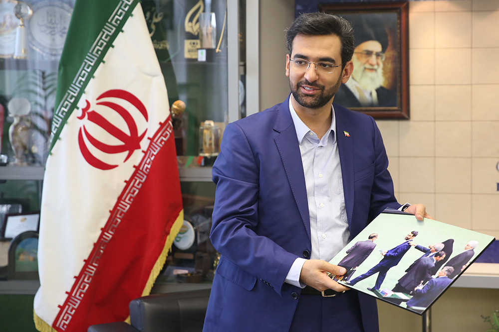 بازدید وزیر ارتباطات و فناوری اطلاعات از خبرگزاری ایرنا به مناسبت روز خبرنگار